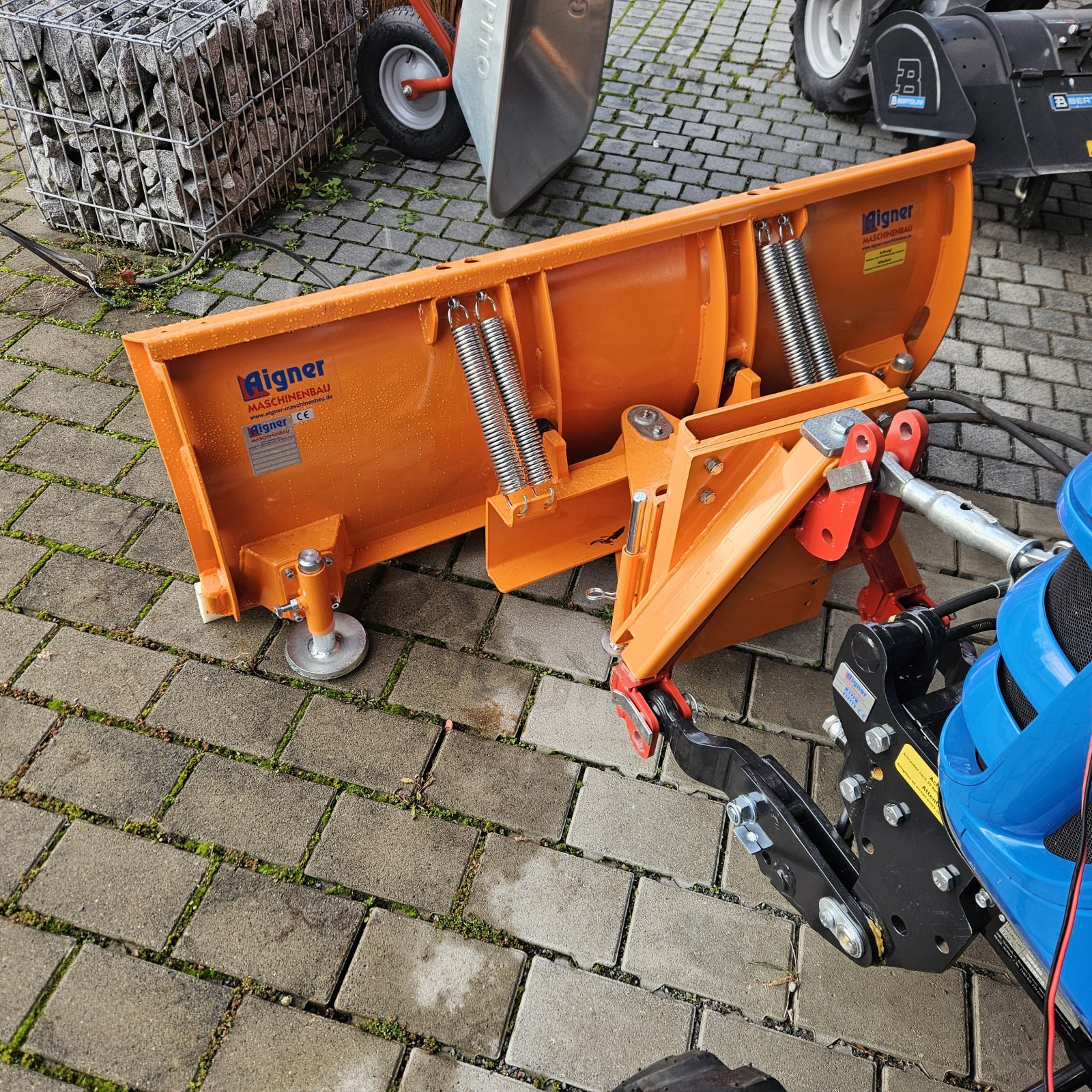 Kommunaltraktor des Typs LS Tractor XJ25, Neumaschine in Mainz-Kastel (Bild 5)