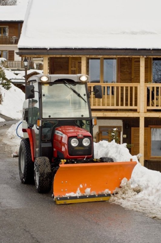 Kommunaltraktor typu Massey Ferguson MF 1525, Gebrauchtmaschine v Schaffhausen (Obrázek 2)