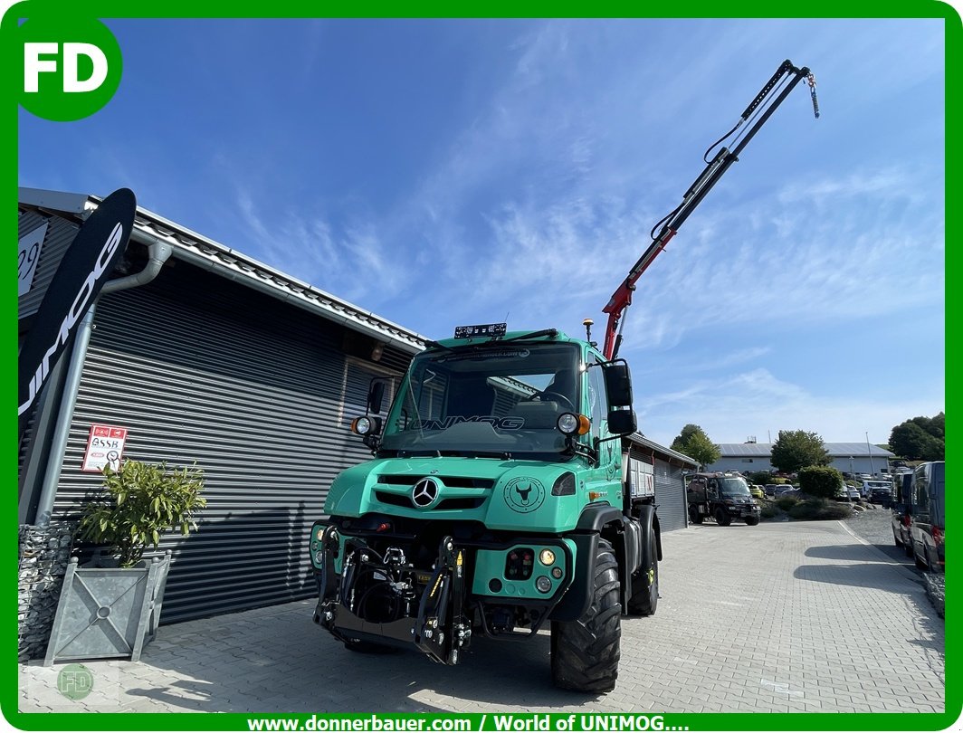 Kommunaltraktor del tipo Mercedes-Benz Unimog U318 mit Ladekran zum Absatteln, 7500 kg, 1a Zustand , mit Forstgreifer, Gebrauchtmaschine en Hinterschmiding (Imagen 1)