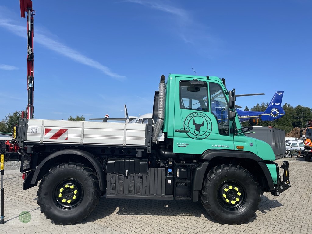 Kommunaltraktor del tipo Mercedes-Benz Unimog U318 mit Ladekran zum Absatteln, 7500 kg, 1a Zustand , mit Forstgreifer, Gebrauchtmaschine en Hinterschmiding (Imagen 18)