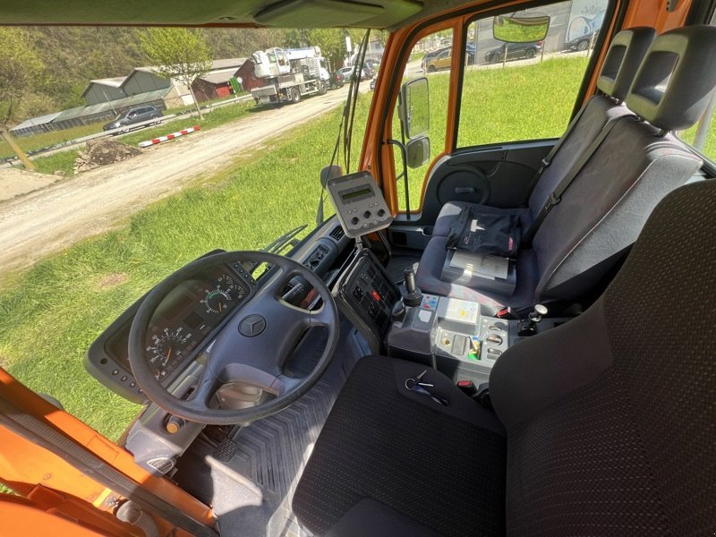 Kommunaltraktor des Typs Mercedes Unimog U300, Gebrauchtmaschine in Bellinzona (Bild 5)