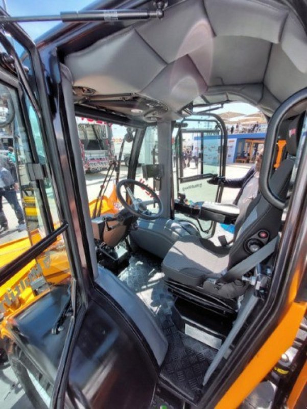 Kommunaltraktor Türe ait Multihog MX 130, Neumaschine içinde Regensdorf (resim 3)