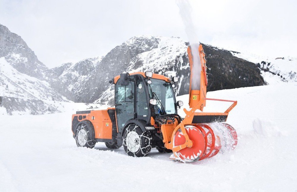 Kommunaltraktor Türe ait Multihog MX 130, Neumaschine içinde Regensdorf (resim 1)