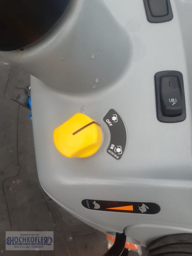 Kommunaltraktor van het type New Holland Boomer 25 C, Neumaschine in Wies (Foto 15)