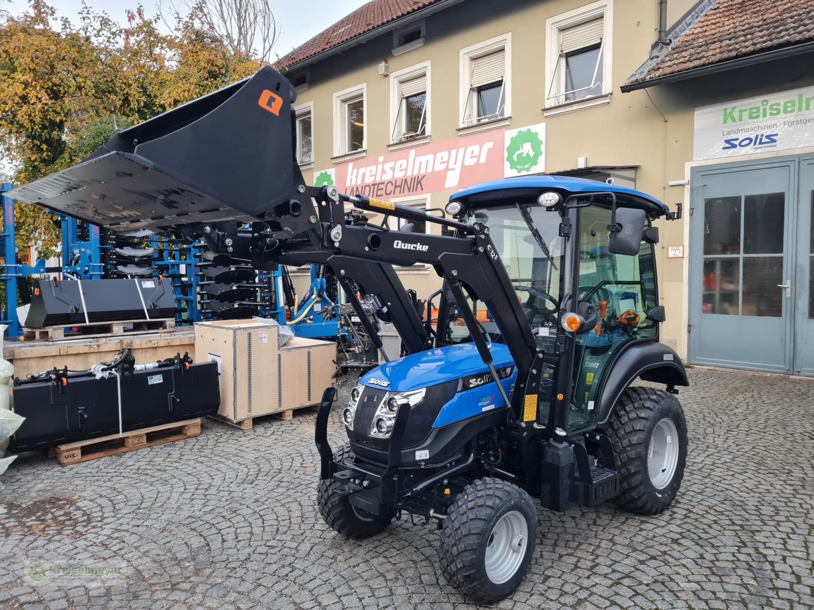 Kommunaltraktor of the type Solis 26 9+9 Kabine mit Heizung, Frontlader Alö C12s, 120 cm Schaufel, Neumaschine in Feuchtwangen (Picture 2)