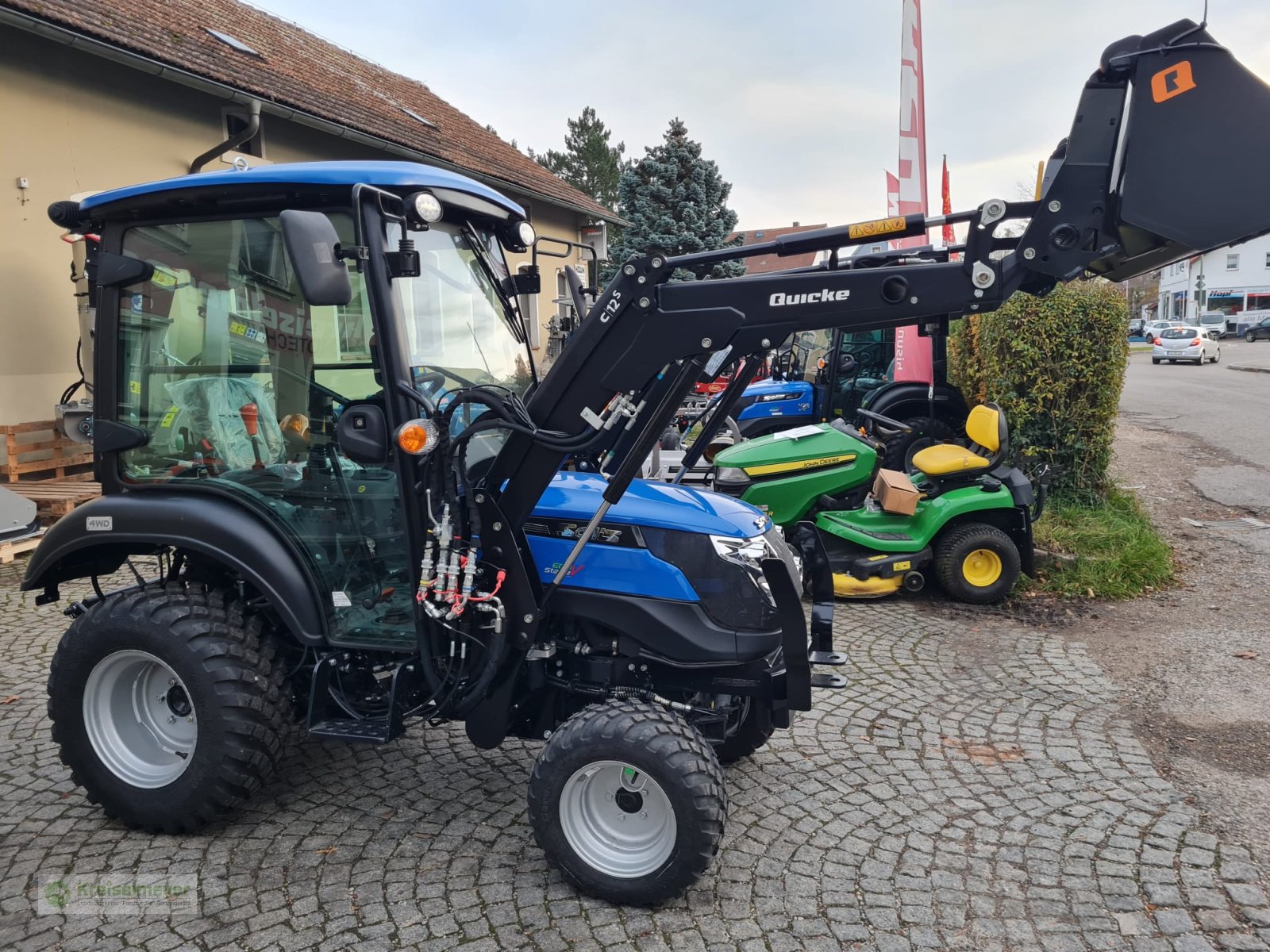 Kommunaltraktor of the type Solis 26 9+9 Kabine mit Heizung, Frontlader Alö C12s, 120 cm Schaufel, Neumaschine in Feuchtwangen (Picture 3)