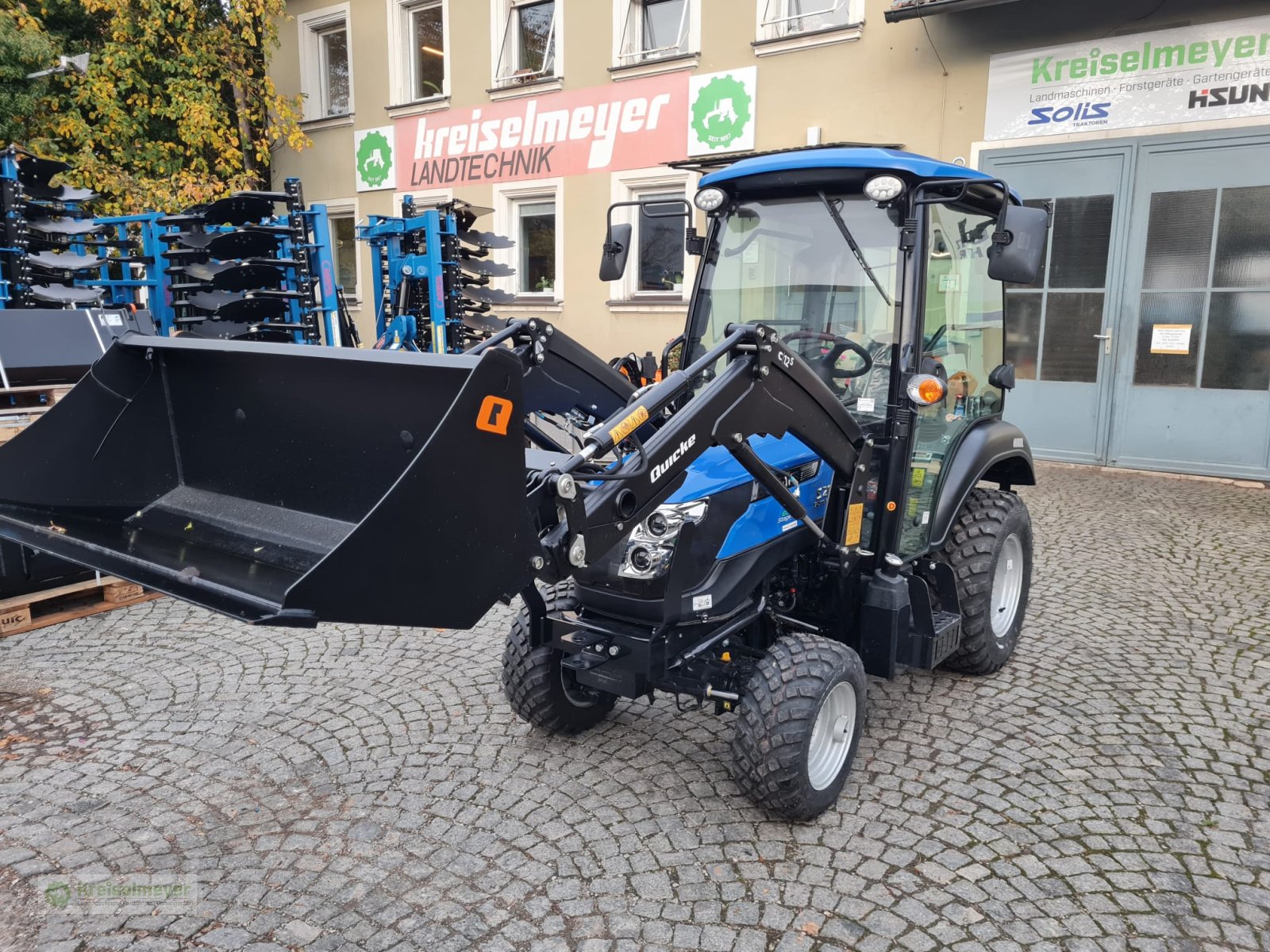 Kommunaltraktor of the type Solis 26 9+9 Kabine mit Heizung, Frontlader Alö C12s, 120 cm Schaufel, Neumaschine in Feuchtwangen (Picture 5)