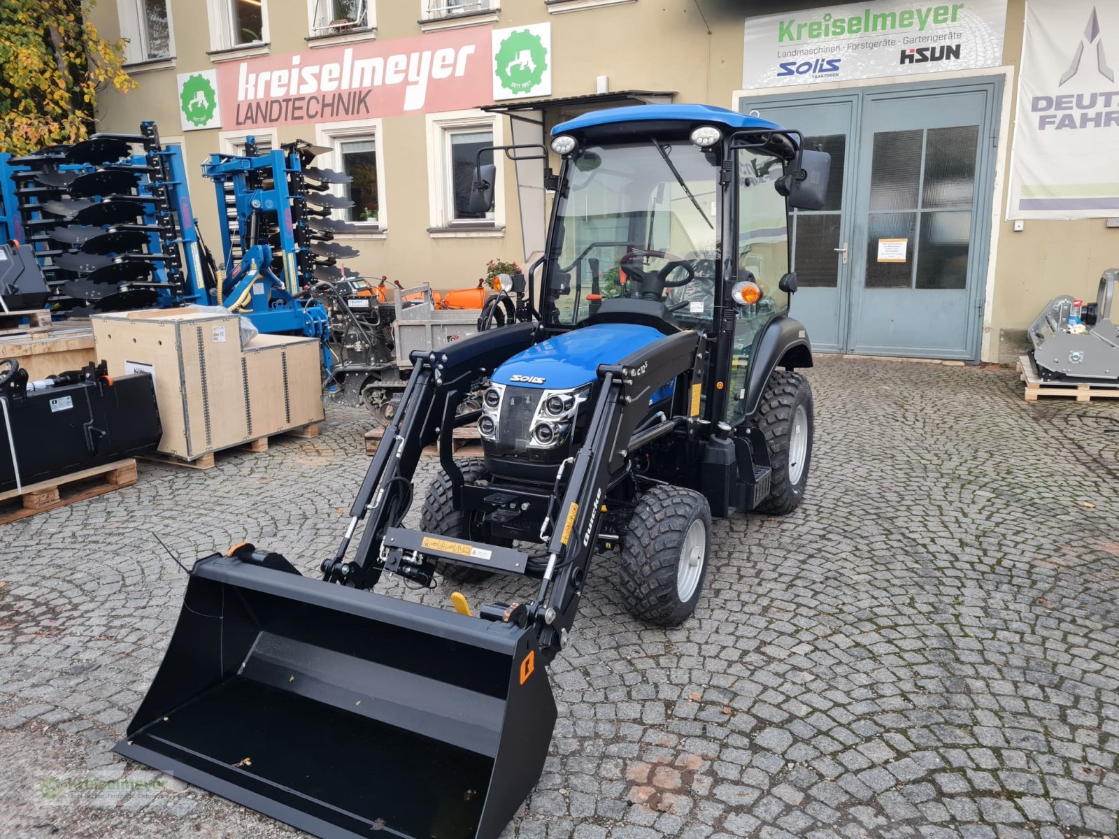 Kommunaltraktor of the type Solis 26 9+9 Kabine mit Heizung, Frontlader Alö C12s, 120 cm Schaufel, Neumaschine in Feuchtwangen (Picture 7)