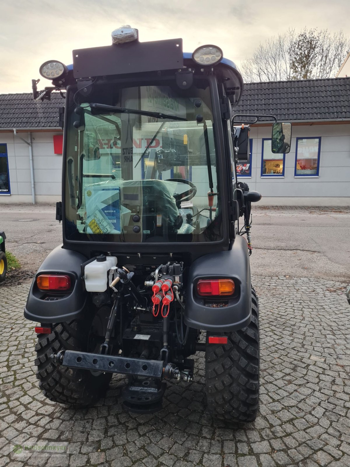 Kommunaltraktor of the type Solis 26 9+9 Kabine mit Heizung, Frontlader Alö C12s, 120 cm Schaufel, Neumaschine in Feuchtwangen (Picture 8)