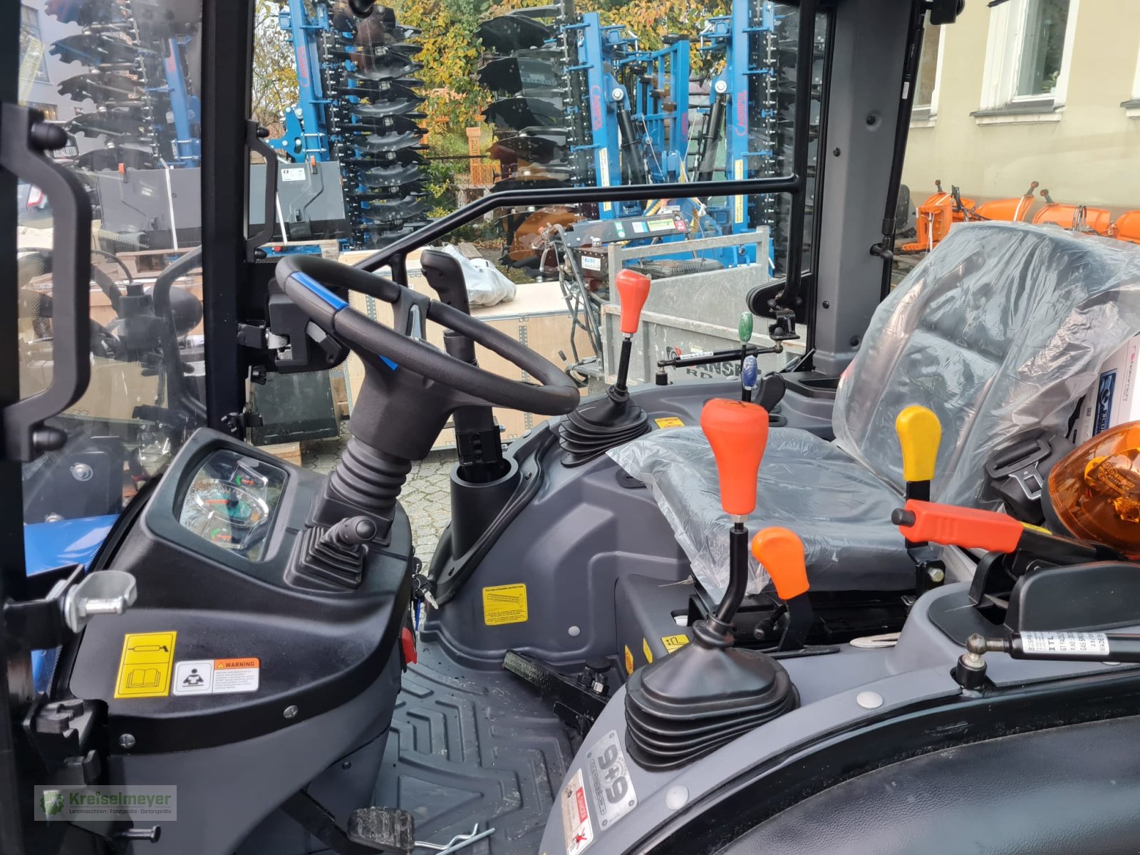 Kommunaltraktor of the type Solis 26 9+9 Kabine mit Heizung, Frontlader Alö C12s, 120 cm Schaufel, Neumaschine in Feuchtwangen (Picture 10)