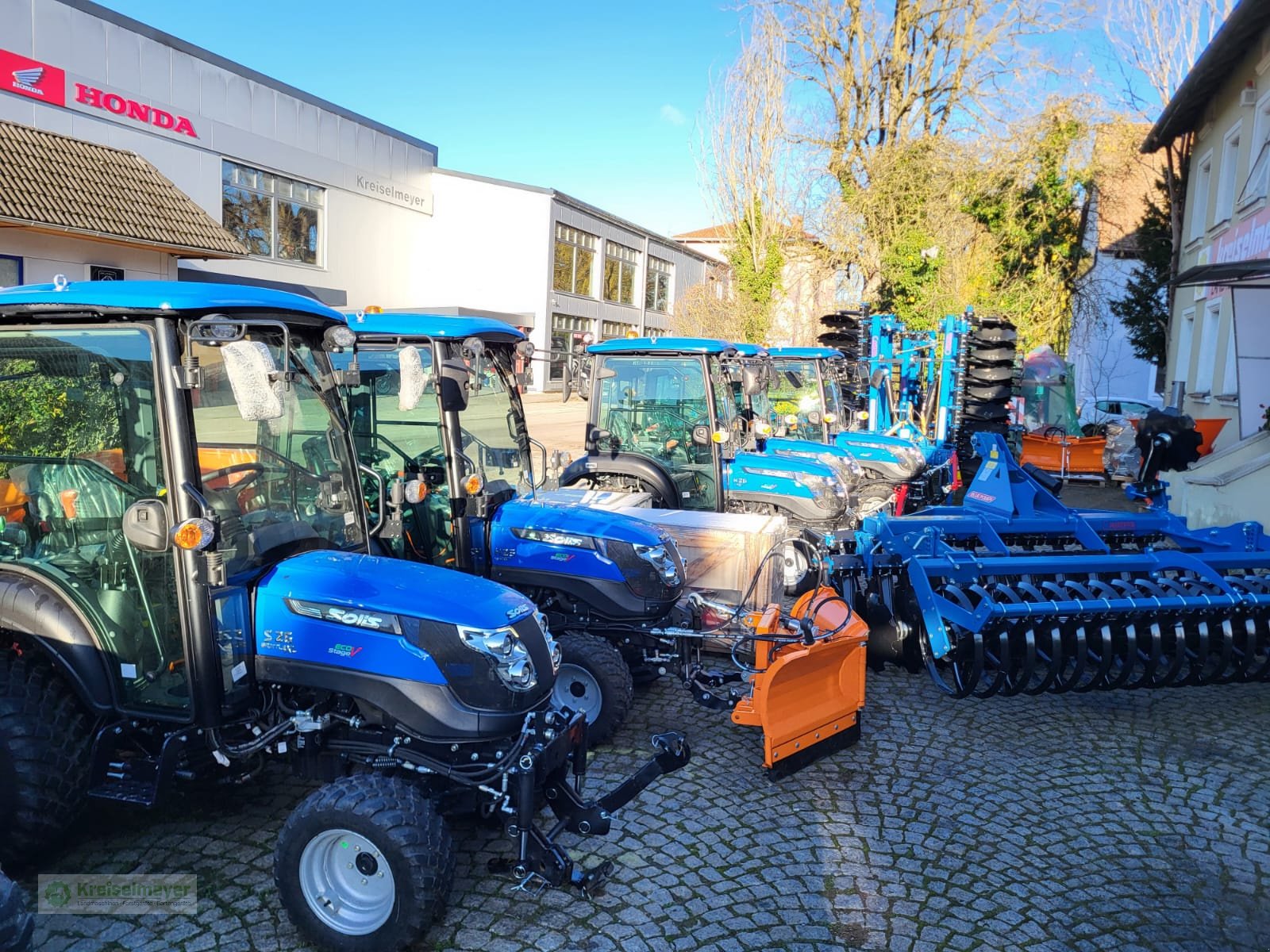 Kommunaltraktor of the type Solis 26 9+9 Kabine mit Heizung, Frontlader Alö C12s, 120 cm Schaufel, Neumaschine in Feuchtwangen (Picture 14)