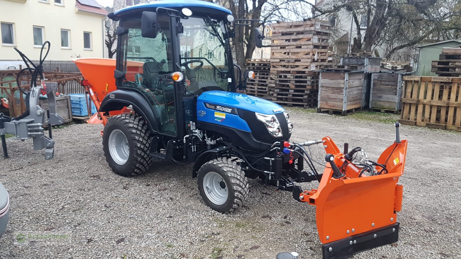 Kommunaltraktor des Typs Solis 26 HST Kabine Winterpaket Vario V-Schneepflug Allrad + StVZO-Zulassung NEU, Neumaschine in Feuchtwangen (Bild 1)