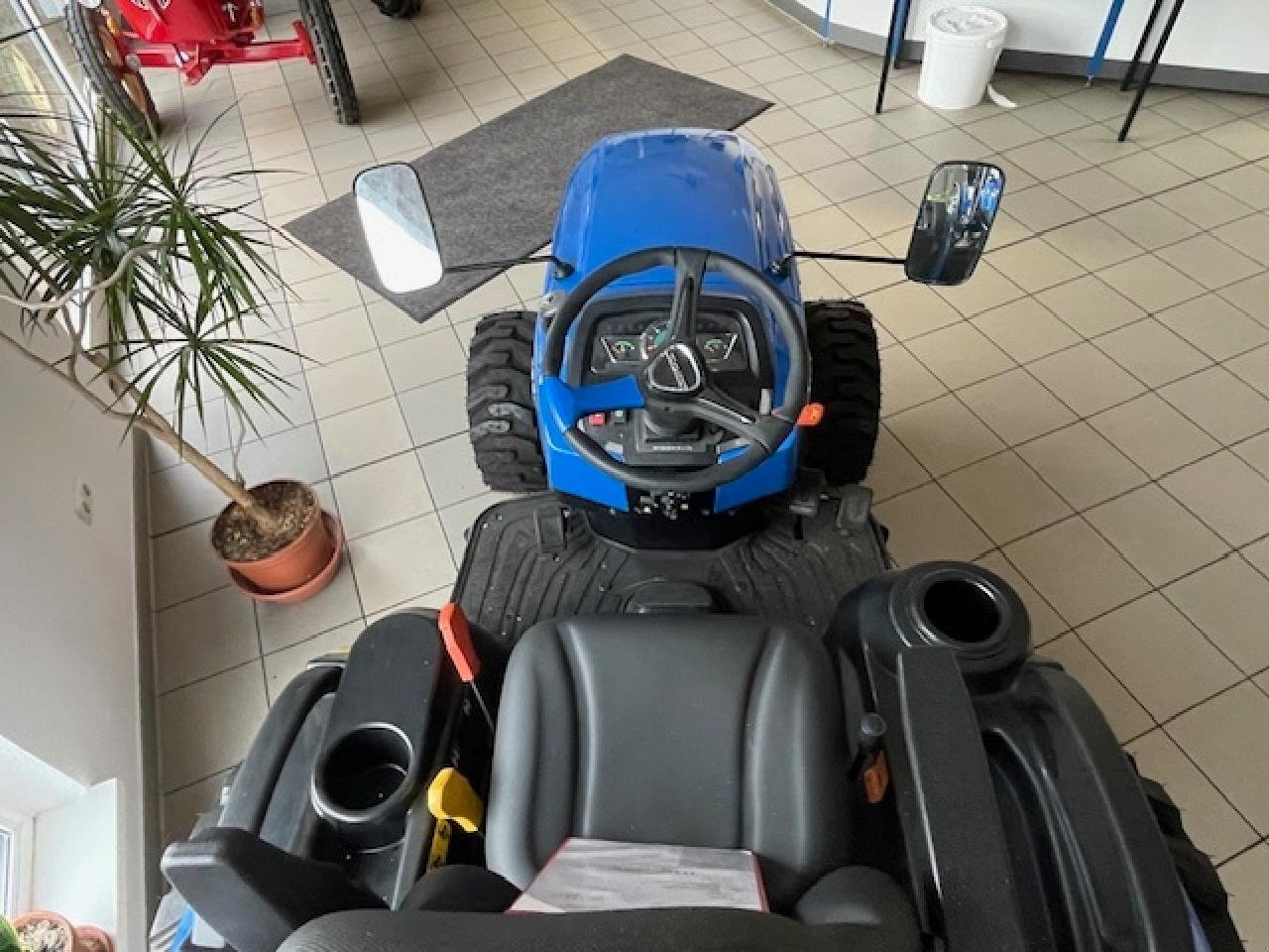 Kommunaltraktor des Typs Solis 26 HST M. INDUSTRIEBEREIFUNG, Neumaschine in Vehlow (Bild 2)