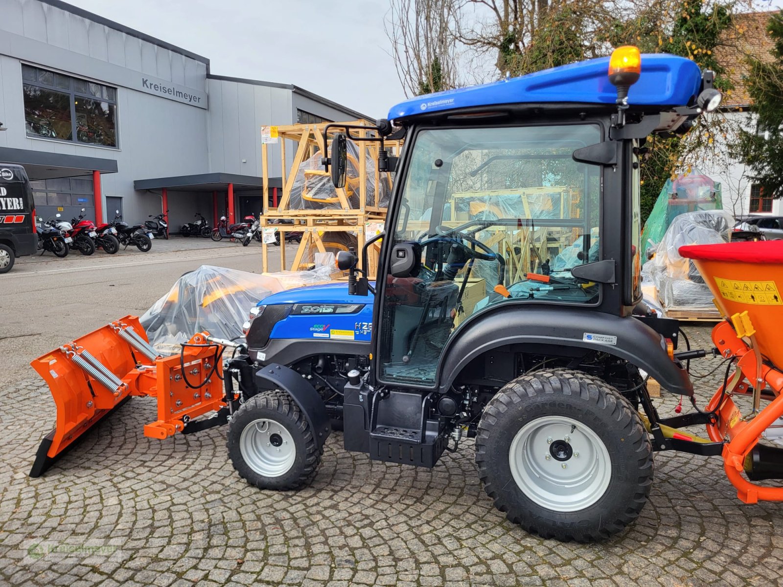 Kommunaltraktor des Typs Solis 26 HST Winterpaket Schneeräumschild + Salzstreuer Kabine Heizung Hydrostat NEU, Neumaschine in Feuchtwangen (Bild 2)
