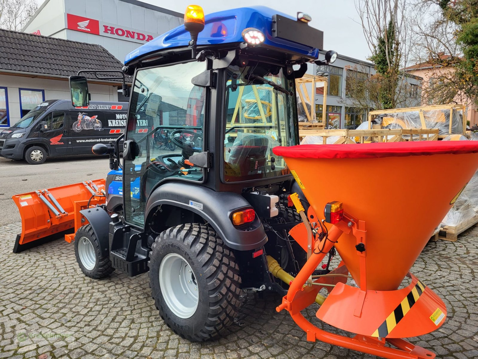 Kommunaltraktor des Typs Solis 26 HST Winterpaket Schneeräumschild + Salzstreuer Kabine Heizung Hydrostat NEU, Neumaschine in Feuchtwangen (Bild 3)