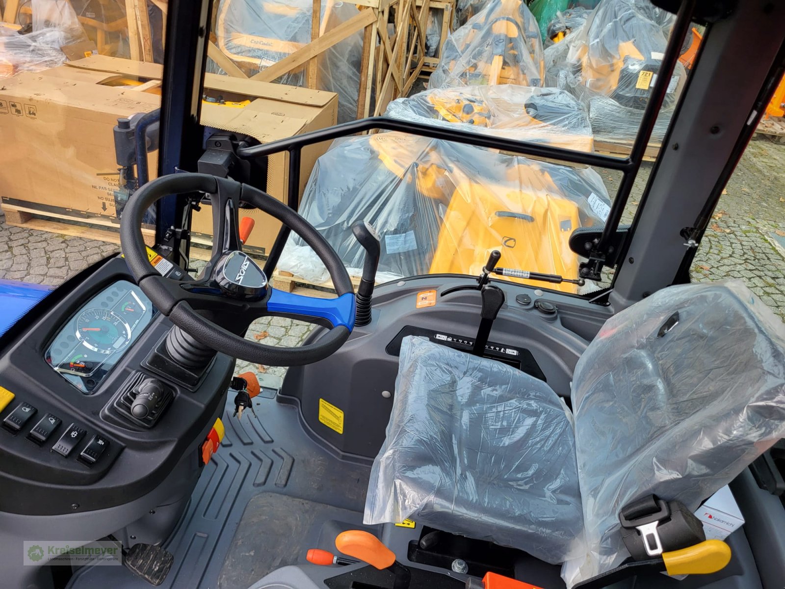 Kommunaltraktor des Typs Solis 26 HST Winterpaket Schneeräumschild + Salzstreuer Kabine Heizung Hydrostat NEU, Neumaschine in Feuchtwangen (Bild 12)