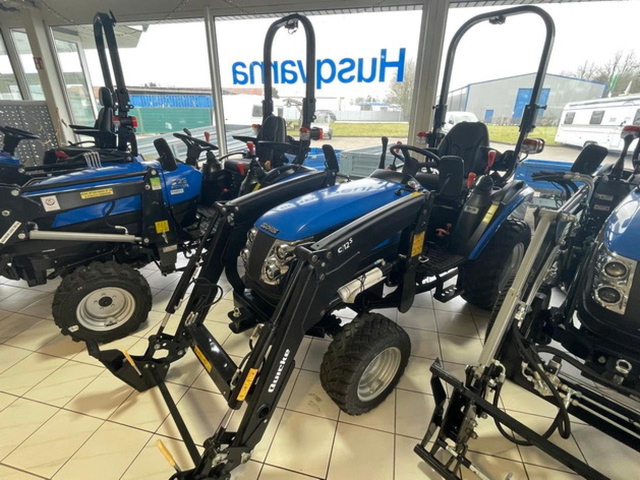 Kommunaltraktor от тип Solis S26 SHUTTLE XL (9+9), Neumaschine в Neubukow (Снимка 1)