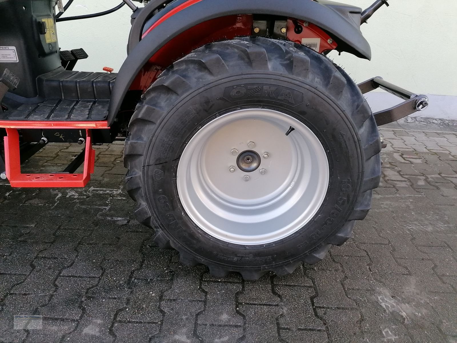 Kommunaltraktor des Typs Sonstige 6028M, Neumaschine in Obing (Bild 5)