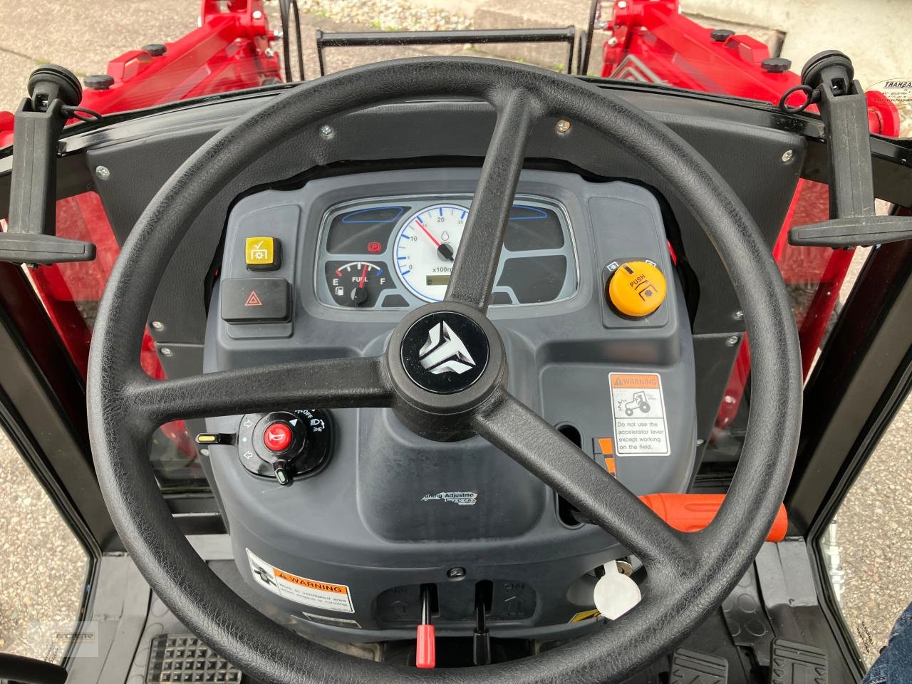 Kommunaltraktor des Typs TYM T255 NH mit Frontlader und Kabine, Neumaschine in Tuntenhausen (Bild 7)