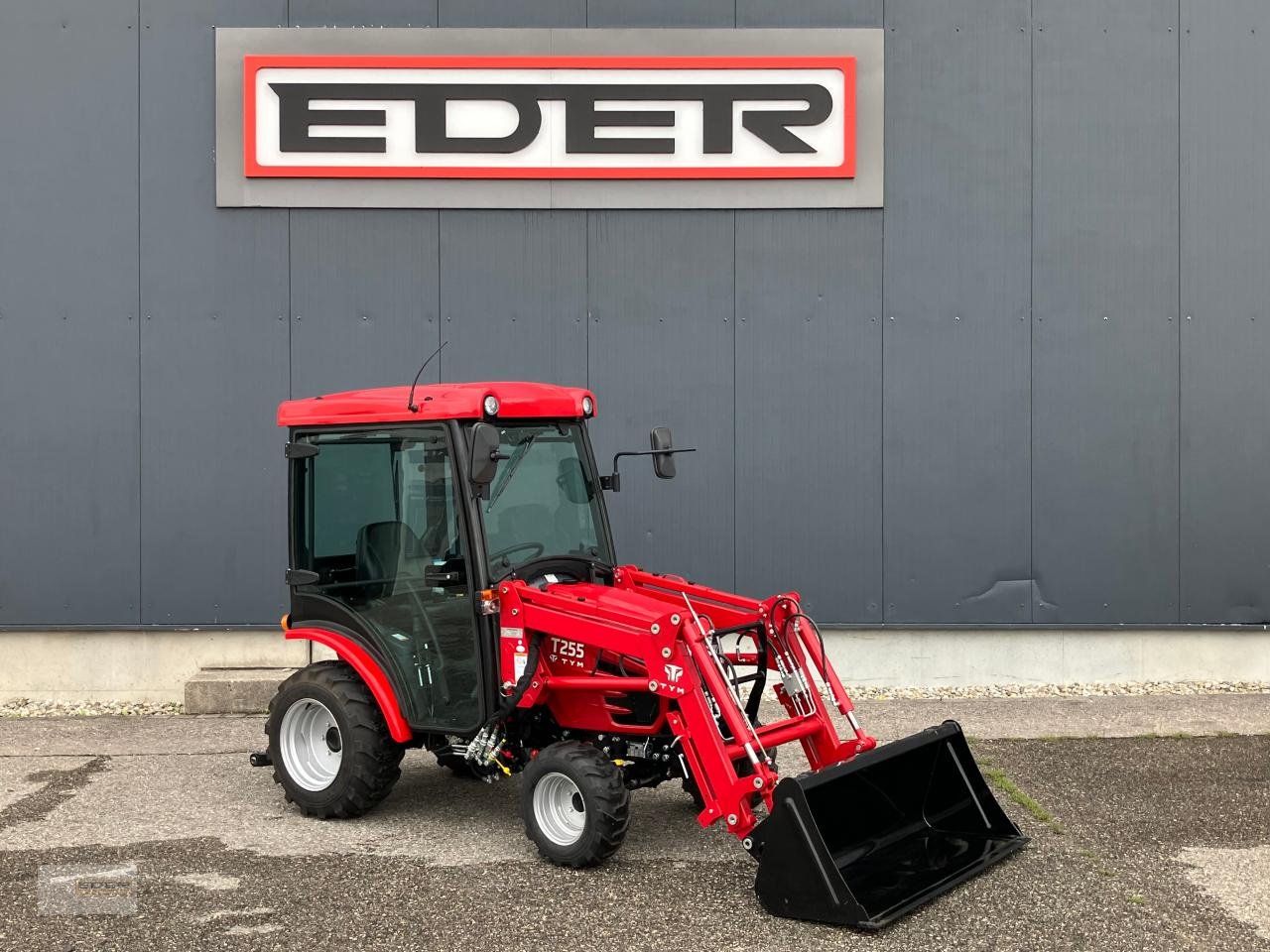 Kommunaltraktor des Typs TYM T255 NH mit Frontlader und Kabine, Neumaschine in Tuntenhausen (Bild 2)