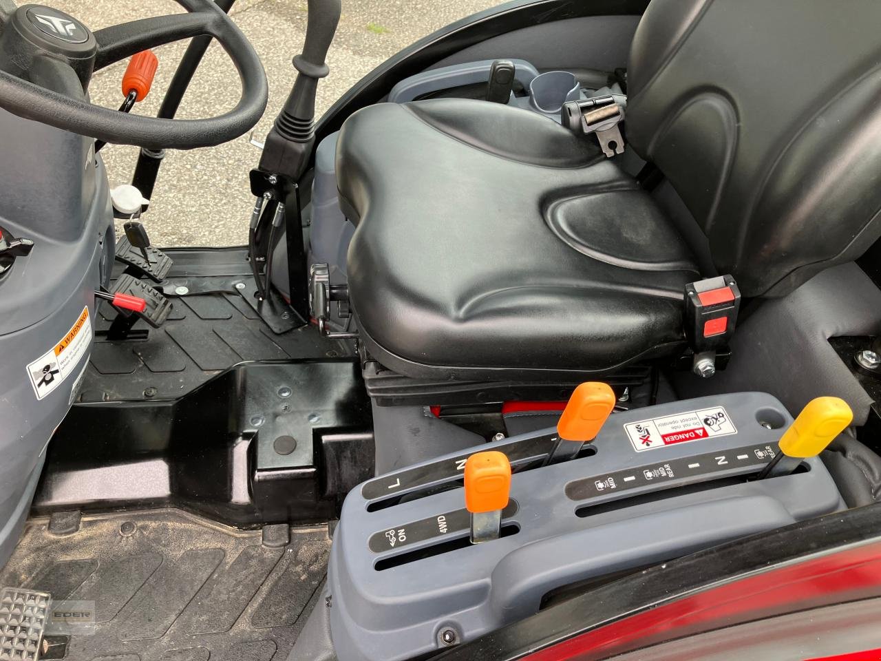 Kommunaltraktor от тип TYM T255 NH mit Frontlader und Kabine, Neumaschine в Tuntenhausen (Снимка 8)