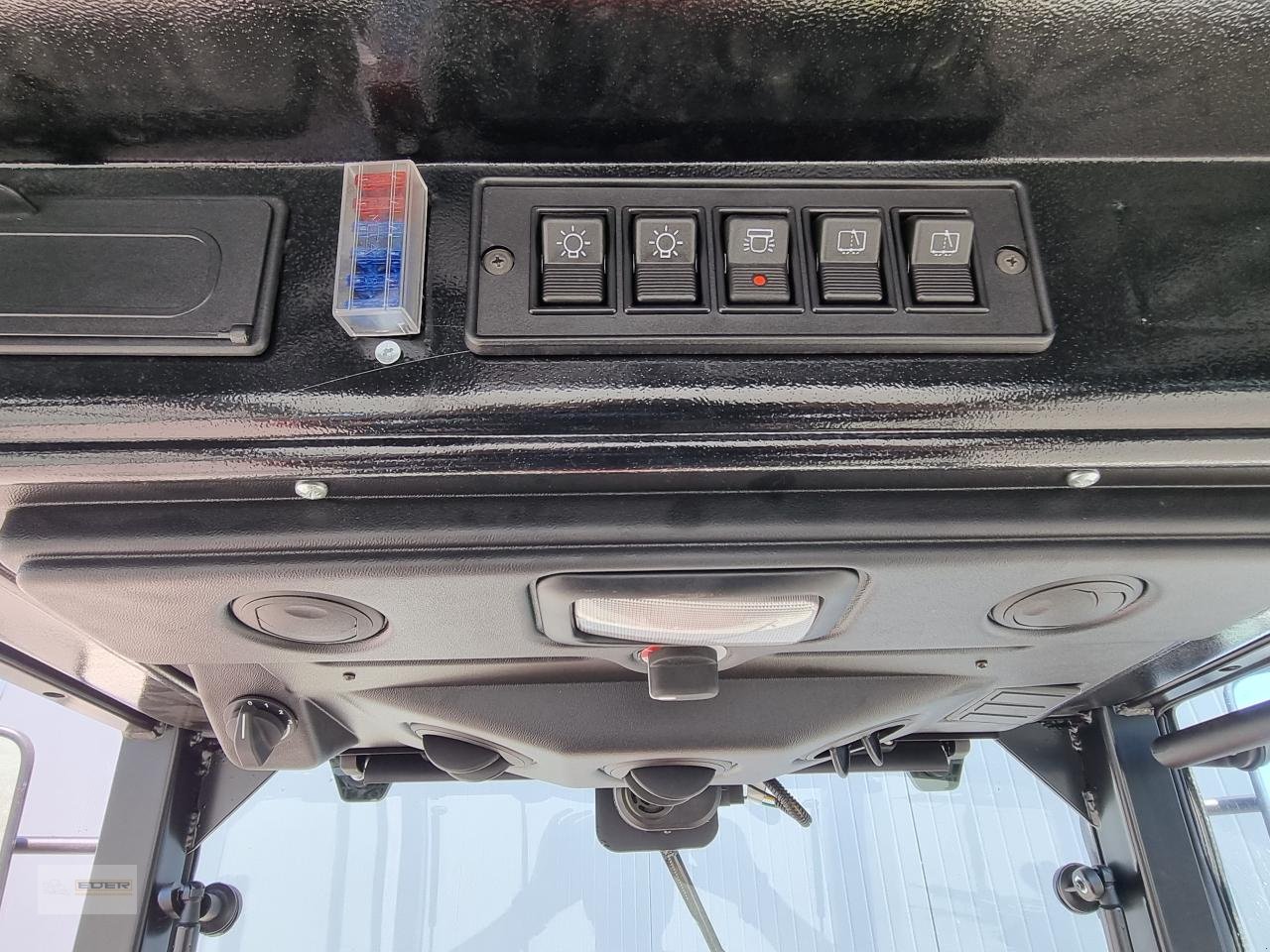 Kommunaltraktor van het type TYM T265 NH mit Fronthydraulik und Kabine, Neumaschine in Tuntenhausen (Foto 7)