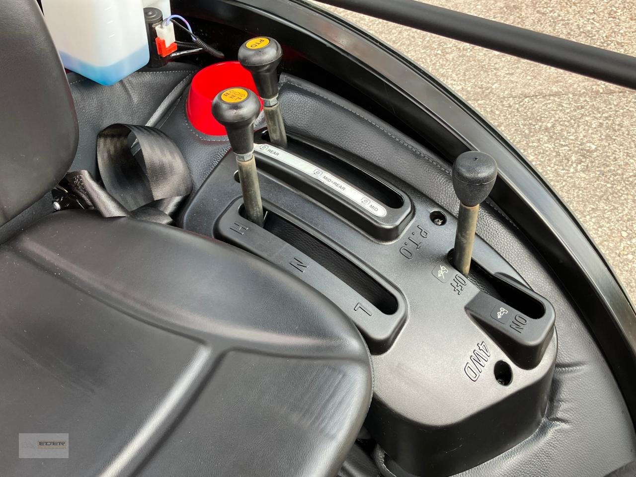 Kommunaltraktor of the type TYM T265 NH mit Frontlader und Kabine, Neumaschine in Tuntenhausen (Picture 4)