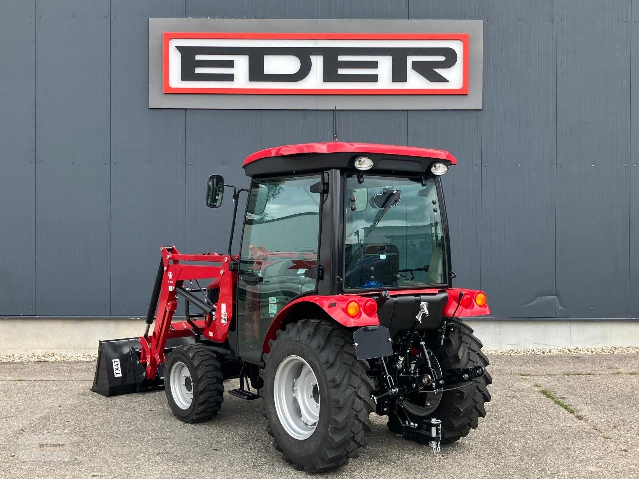 Kommunaltraktor des Typs TYM T475 SH mit Kabine und Frontlader, Neumaschine in Tuntenhausen (Bild 4)