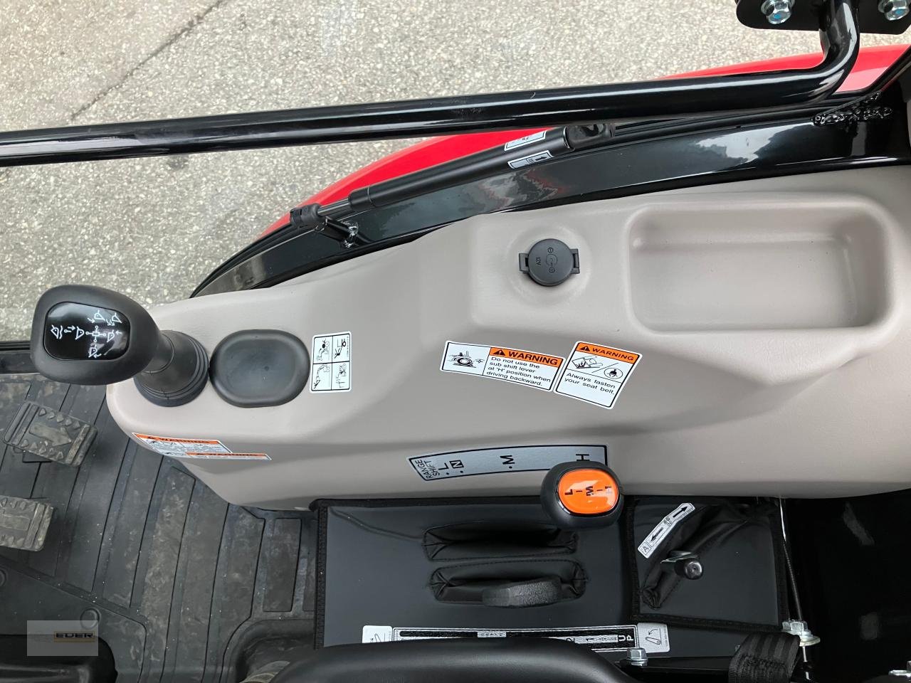 Kommunaltraktor des Typs TYM T475 SH mit Kabine und Frontlader, Neumaschine in Tuntenhausen (Bild 10)