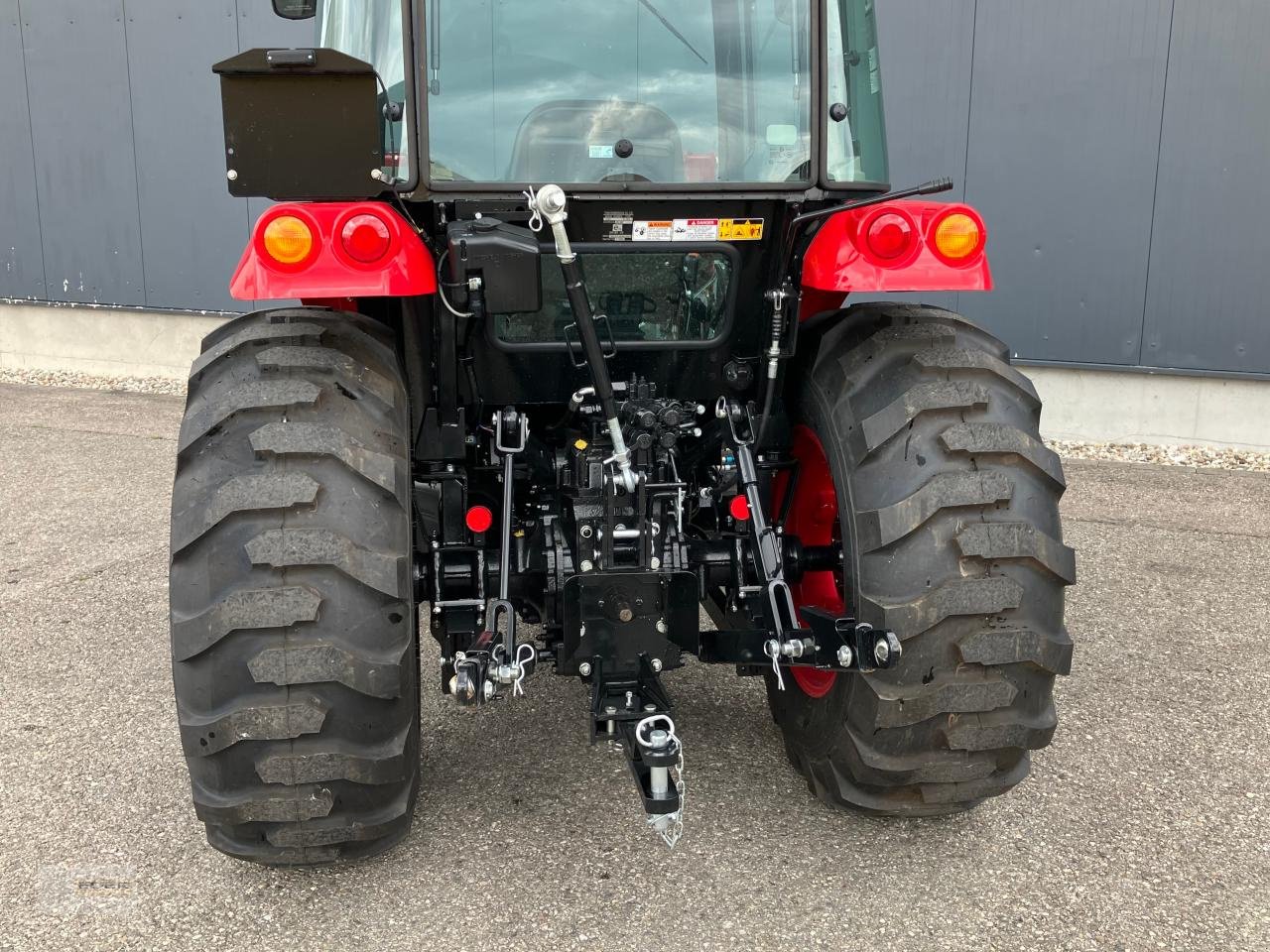 Kommunaltraktor des Typs TYM T495 SH mit Kabine und Frontalder, Neumaschine in Tuntenhausen (Bild 5)