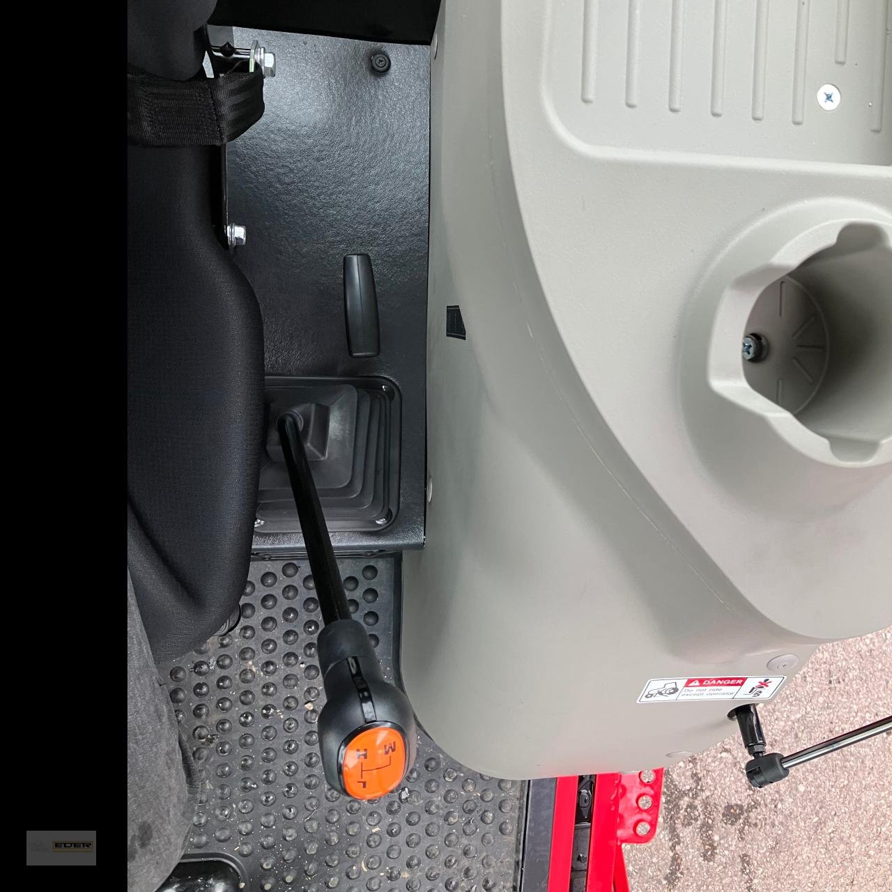 Kommunaltraktor a típus TYM T495 SH mit Kabine und Frontalder, Neumaschine ekkor: Tuntenhausen (Kép 11)