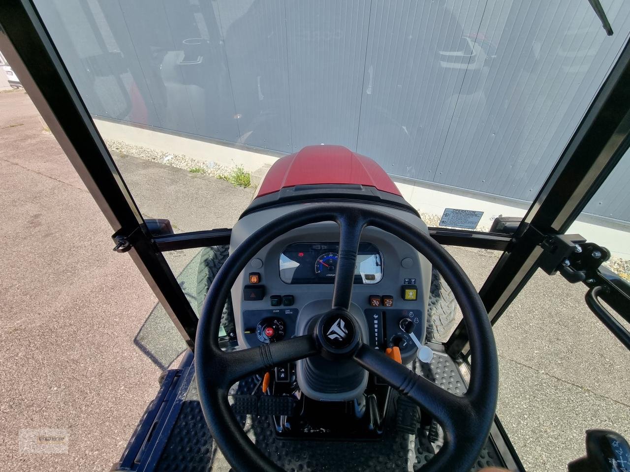 Kommunaltraktor des Typs TYM T555 SH mit Frontlader, Neumaschine in Tuntenhausen (Bild 8)