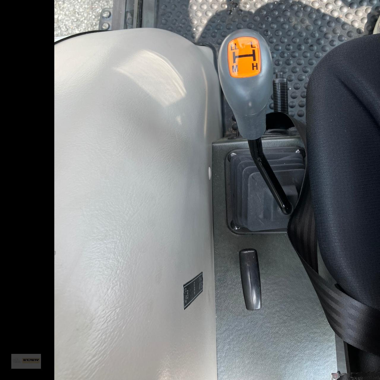 Kommunaltraktor des Typs TYM T555 ST mit Frontlader, Neumaschine in Tuntenhausen (Bild 11)