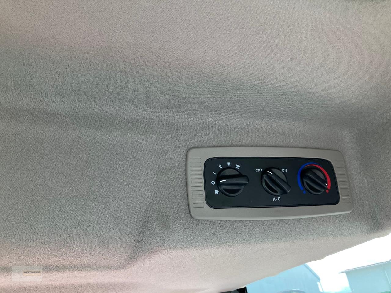 Kommunaltraktor of the type TYM T555 ST mit Frontlader, Neumaschine in Tuntenhausen (Picture 8)