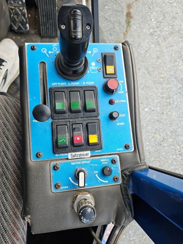 Kommunaltraktor типа Vitra 2060 Trendline, Gebrauchtmaschine в Susten (Фотография 10)