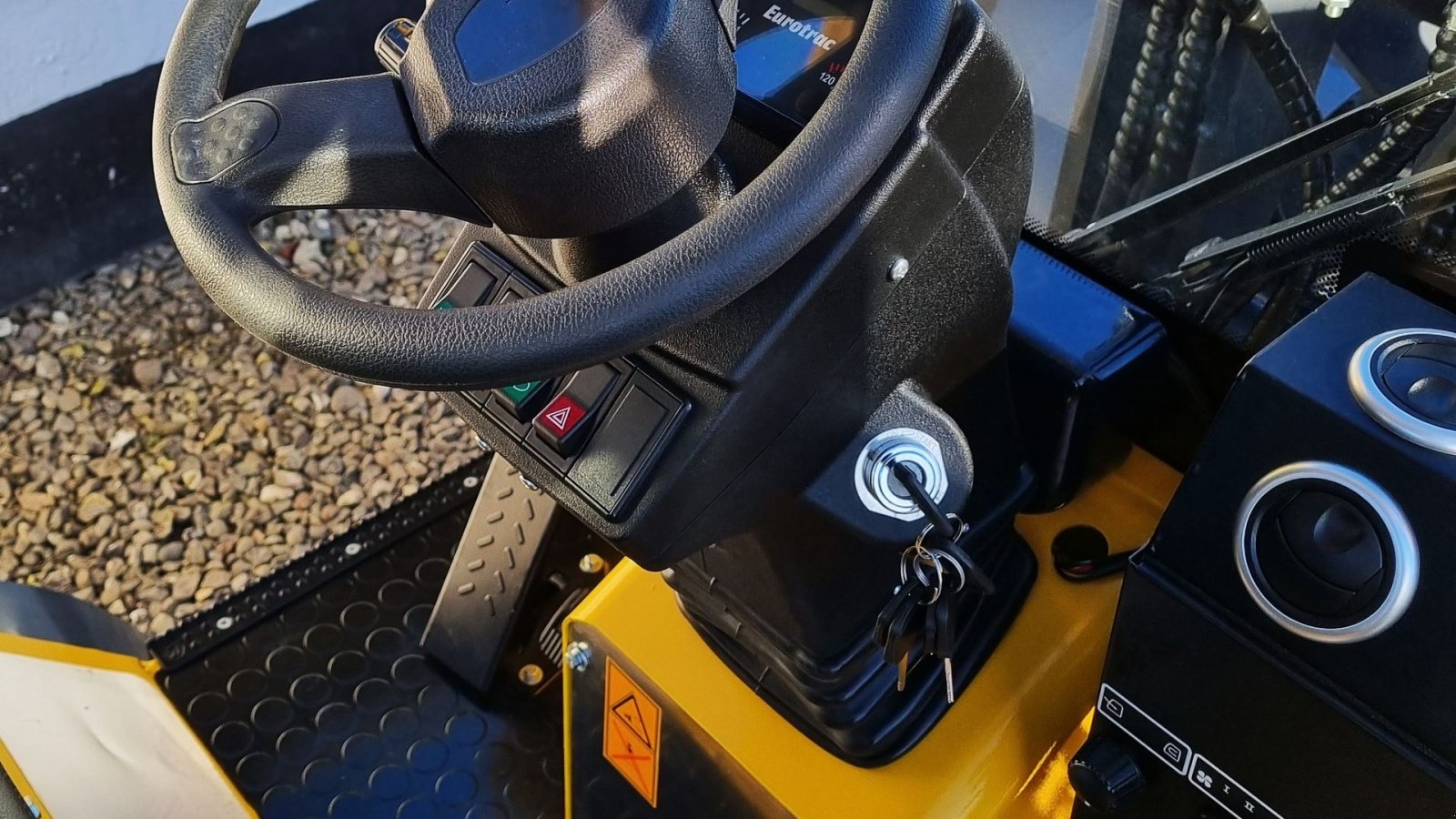 Kompaktlader of the type Eurotrac W12S / lukket kabine / fabriksny / skovl & gafler / Kubota motor, Gebrauchtmaschine in Arden (Picture 18)