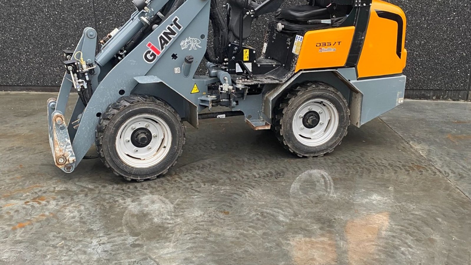 Kompaktlader des Typs GiANT D337T Med skovl og pallegafler, Gebrauchtmaschine in Lintrup (Bild 1)