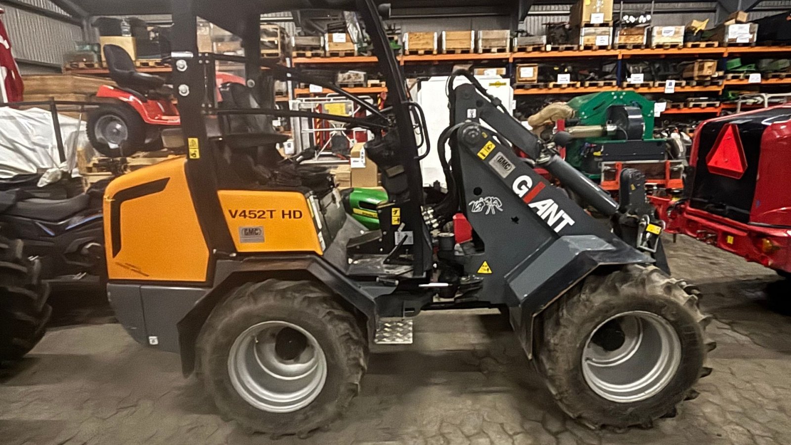 Kompaktlader of the type GiANT V452T HD med front- & bagrude, Gebrauchtmaschine in Glamsbjerg (Picture 1)