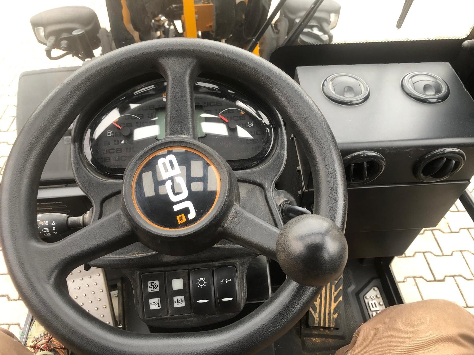 Kompaktlader of the type JCB 403 Agri Plus, Neumaschine in Bad Kötzting (Picture 9)