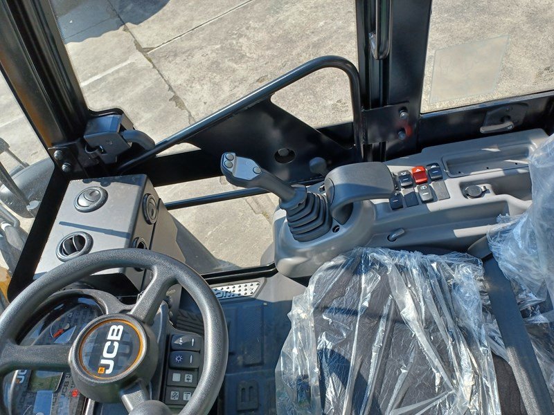 Kompaktlader of the type JCB 403 Agri, Neumaschine in Hindelbank (Picture 5)