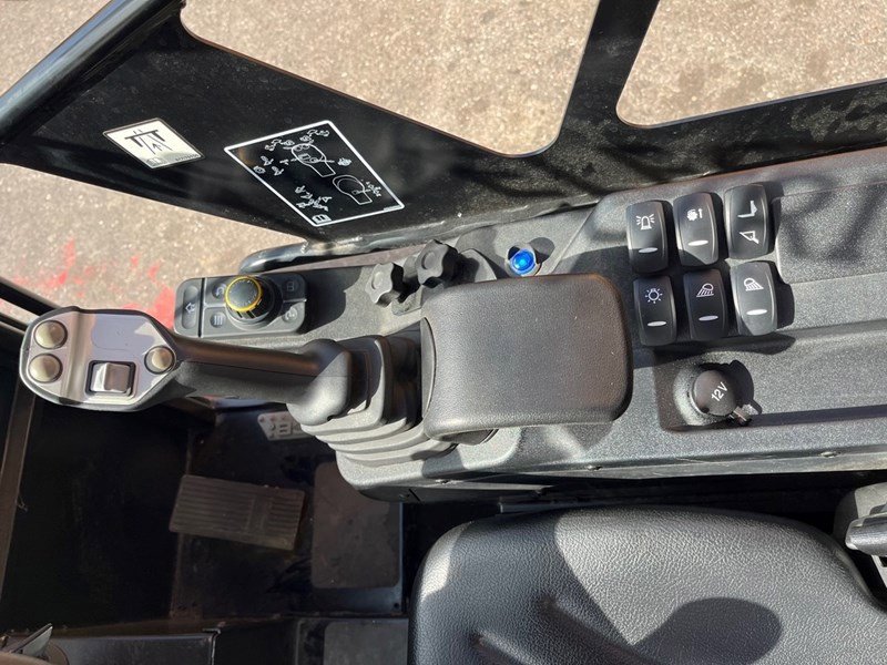 Kompaktlader of the type JCB 403 E, Gebrauchtmaschine in Domdidier (Picture 7)