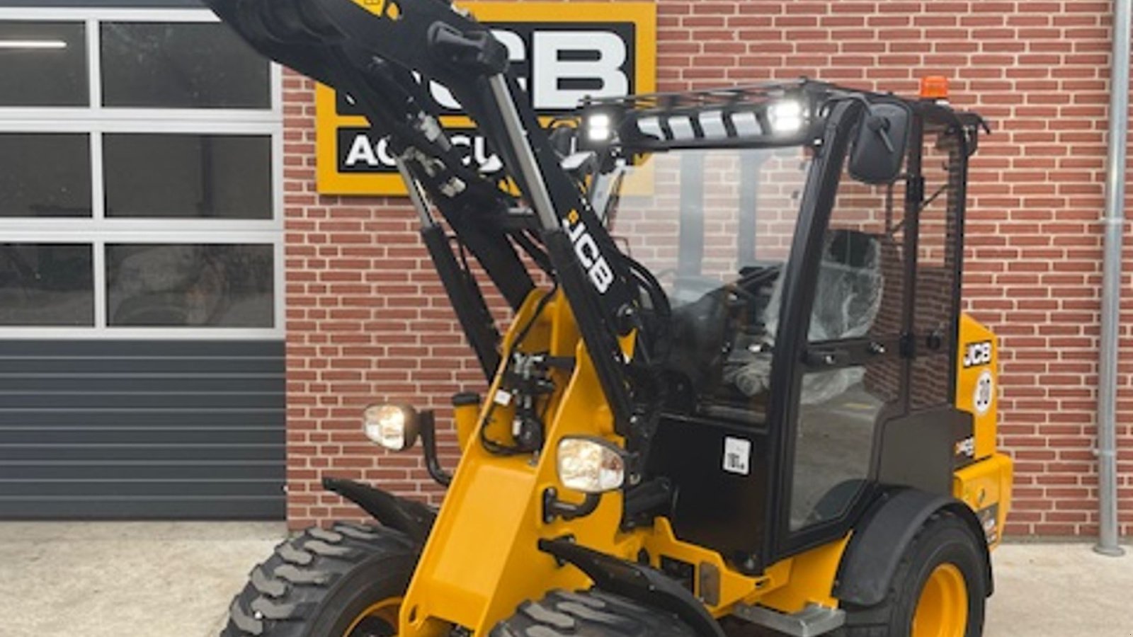 Kompaktlader des Typs JCB 403 Plus Agri Med kabine og 30 km/t, Gebrauchtmaschine in Nibe (Bild 4)