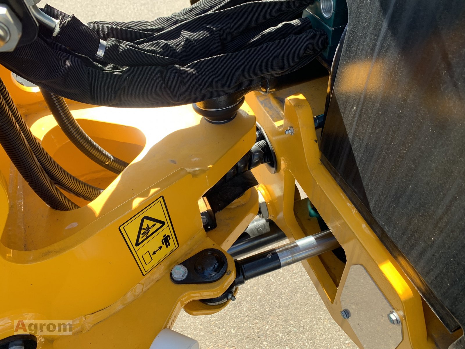 Kompaktlader of the type JCB 403 Plus, Neumaschine in Meißenheim-Kürzell (Picture 11)