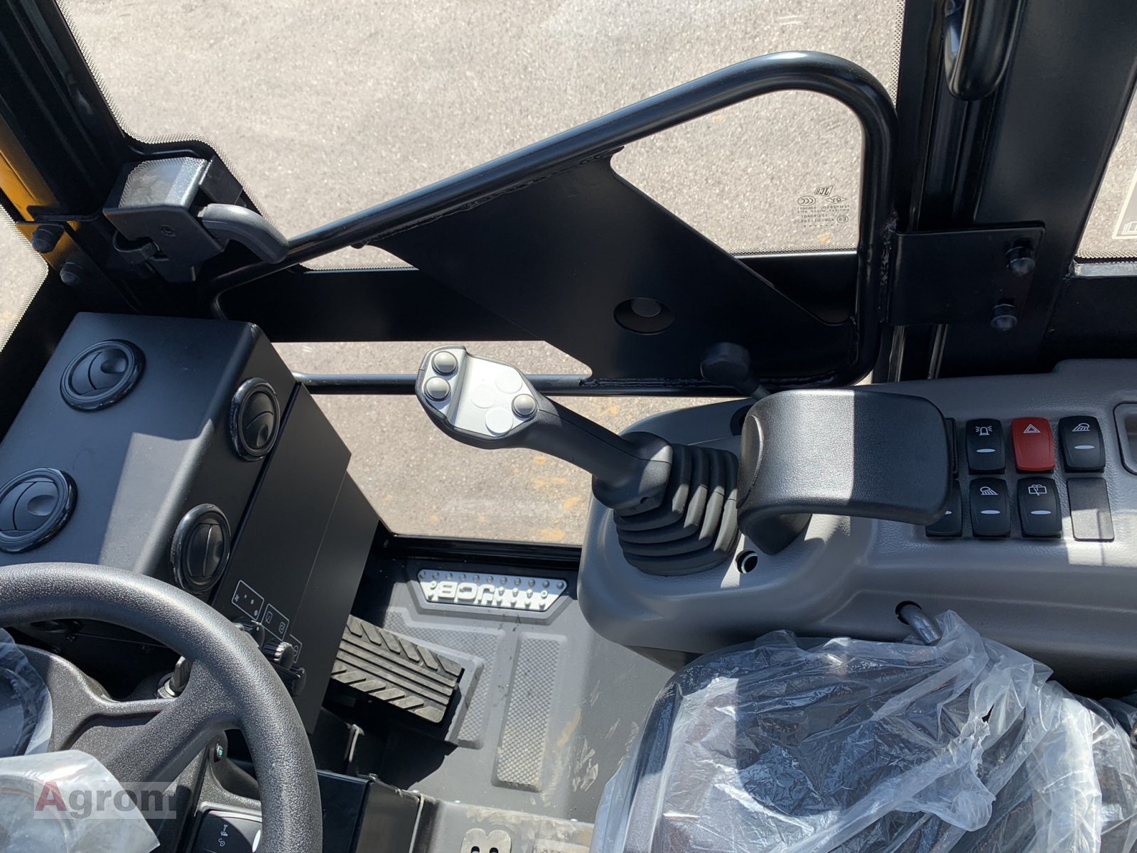 Kompaktlader of the type JCB 403 Plus, Neumaschine in Meißenheim-Kürzell (Picture 13)