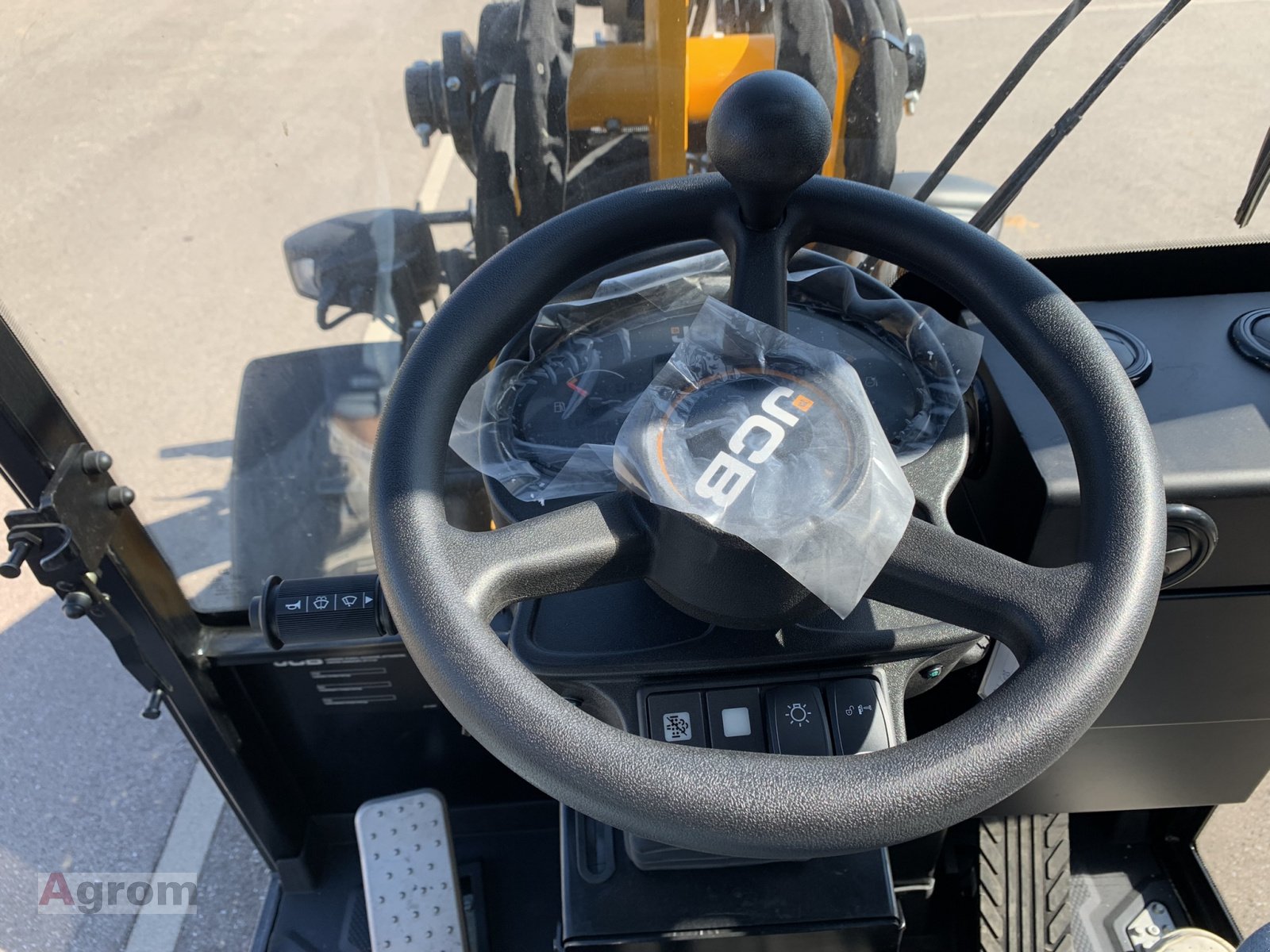 Kompaktlader of the type JCB 403 Plus, Neumaschine in Meißenheim-Kürzell (Picture 14)