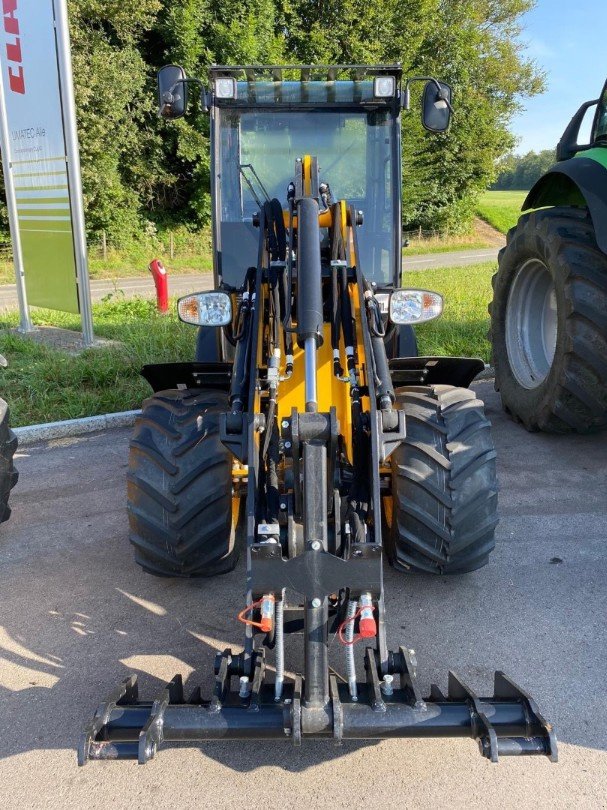 Kompaktlader des Typs JCB 403 Plus, Neumaschine in Domdidier (Bild 4)