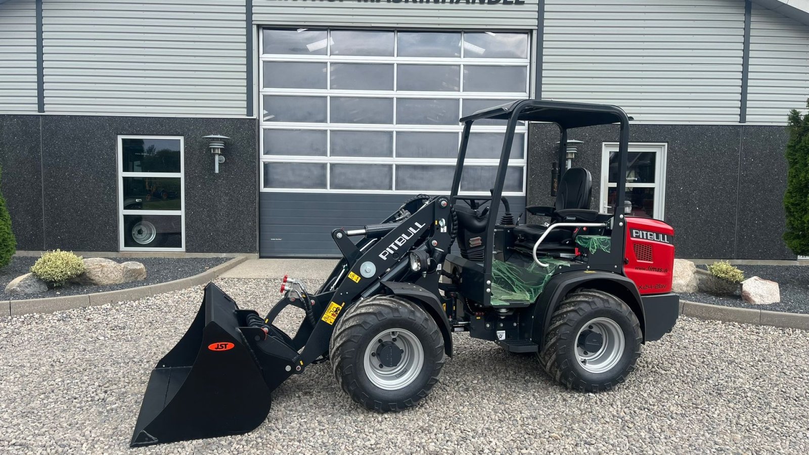 Kompaktlader of the type Pitbull X24-26V  med lyspakke, 400mm hjulmontering, Gebrauchtmaschine in Lintrup (Picture 1)