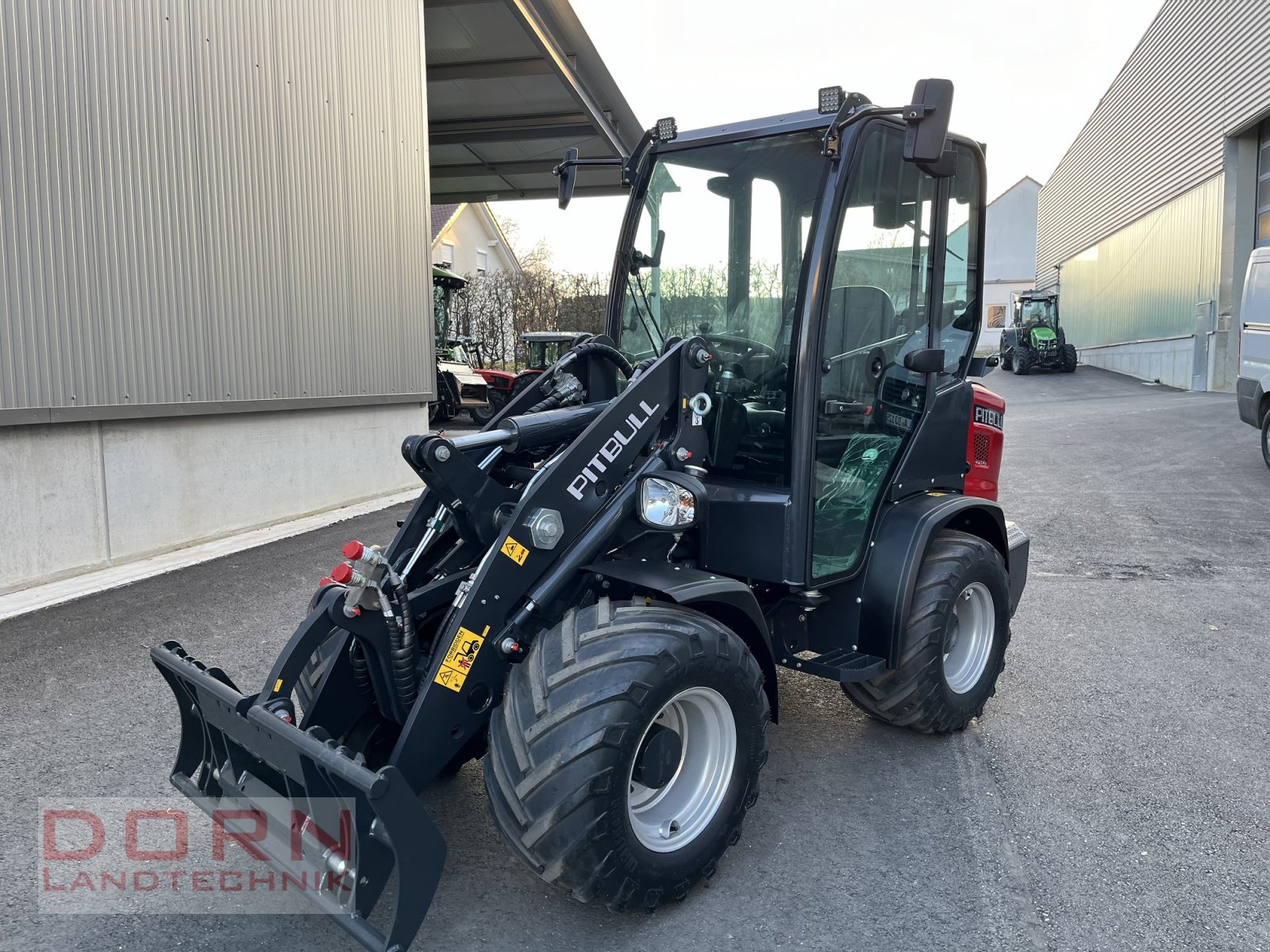 Kompaktlader des Typs Pitbull X27-26V mit Kabine, Neumaschine in Bruckberg (Bild 2)