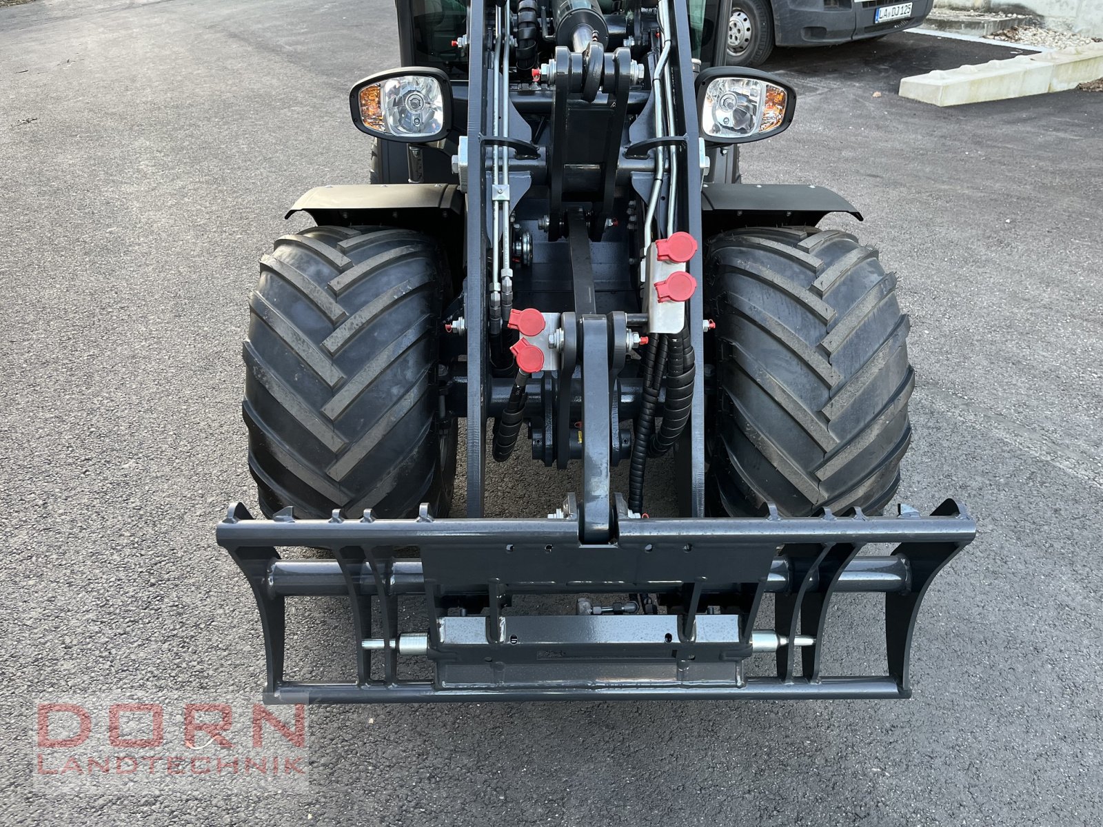 Kompaktlader des Typs Pitbull X27-26V mit Kabine, Neumaschine in Bruckberg (Bild 3)