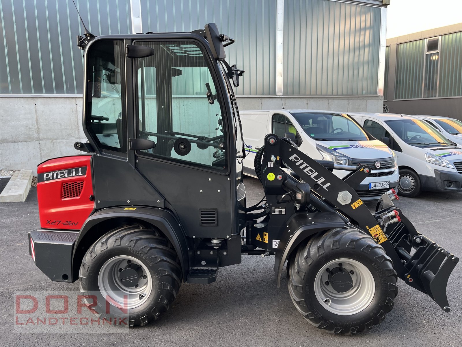 Kompaktlader des Typs Pitbull X27-26V mit Kabine, Neumaschine in Bruckberg (Bild 4)